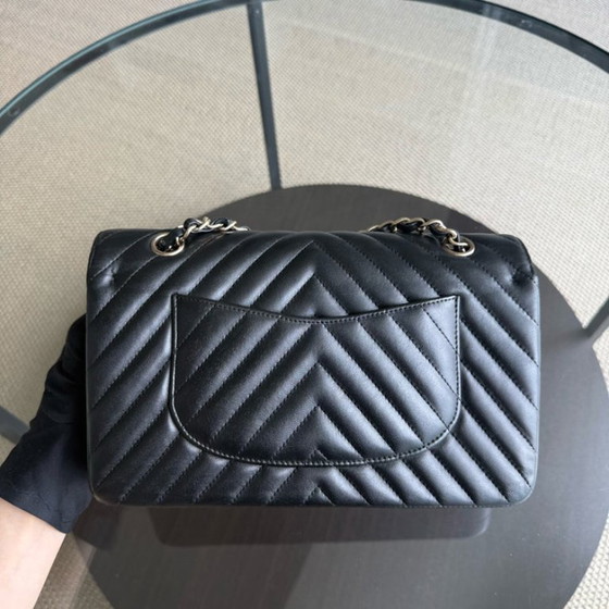 Image 1 of Borsa Chanel Classic Flap Medium - 25 cm in pelle di agnello con motivo chevron, nera, con finiture dorate, serie 23