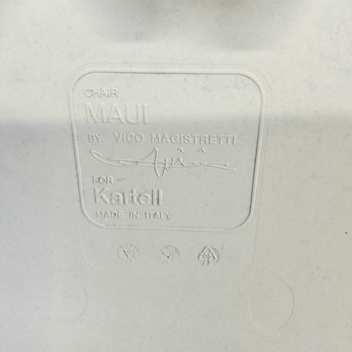 Set of 4 white Maui chairs from Kartell (Italian design) with armrests (stackable)