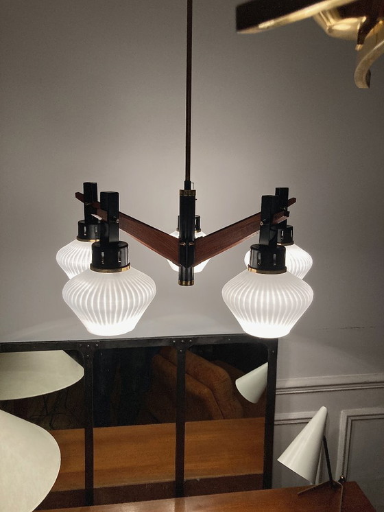 Image 1 of Lampadario italiano d'epoca in teak, ottone e vetro opalino