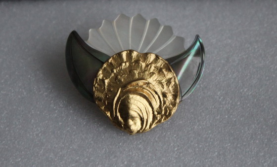 Image 1 of Broche unique en nacre, coquille d'ormeau et feuille d'or – pièce artisanale unique.