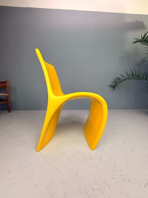 Chaise sculpturale en fibre de verre moulée, Europe, années 1970