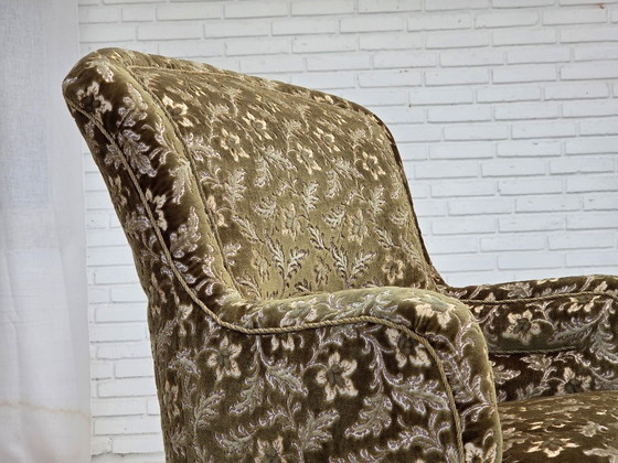 Image 1 of Poltrona danese, anni '50, rivestimento in velluto verde, gambe in legno di frassino.