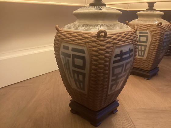 Image 1 of SATZ VON 2 CHINESISCHEN TISCHLAMPENFÜSSEN AUS KERAMIK AUF HOLZSOCKEL