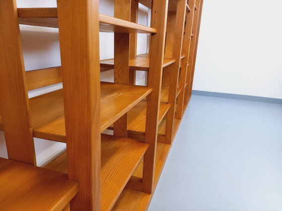 Image 1 of Grote modulaire boekenkast in 6 secties met 30 vintage grenenhouten planken uit de jaren 70 en 80.