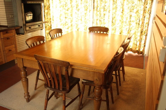 Set da pranzo in legno con tavolo a gambe tornite e 7 sedie abbinate, Marrone, Rustic (foto 2 di 7)