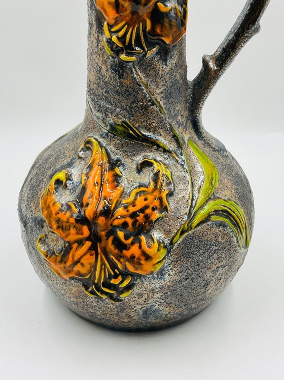 Image 1 of Grande vaso vintage con rilievi floreali.