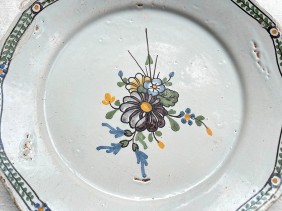 Antiek Frans faience bord, 18e eeuw, Nevers bloemmotief – Servies (photo 2 of 9)