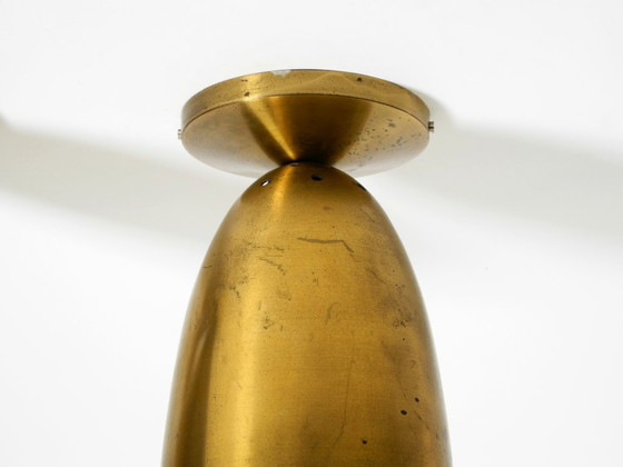 Image 1 of Une paire de grands plafonniers originaux en laiton, de style moderne du milieu du siècle.