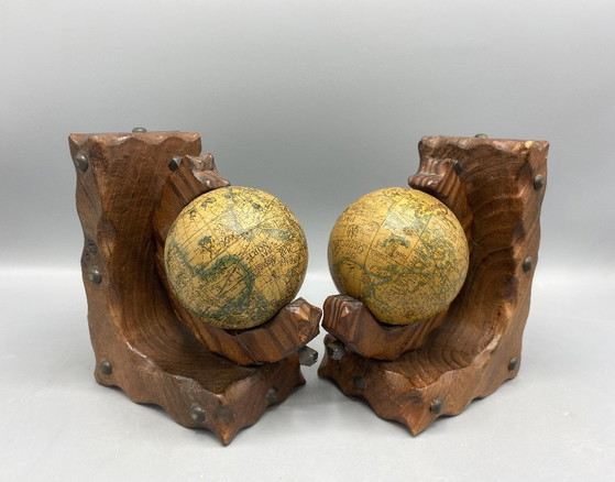 Image 1 of Vintage Globe Boekensteunen – Massief houten boekensteunen met draaiende wereldbollen – Bibliotheekdecoratie in mid-century stij