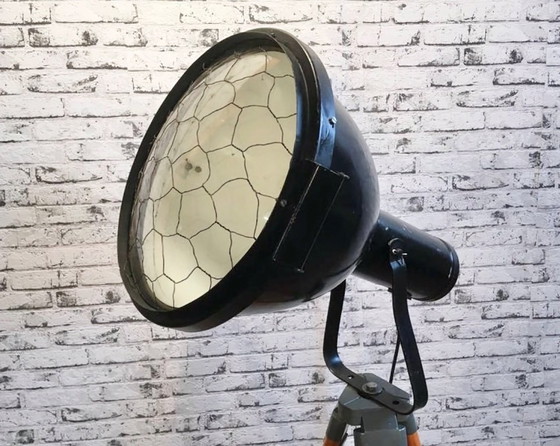 Image 1 of Faretto vintage in smalto nero su treppiede in legno, anni '50