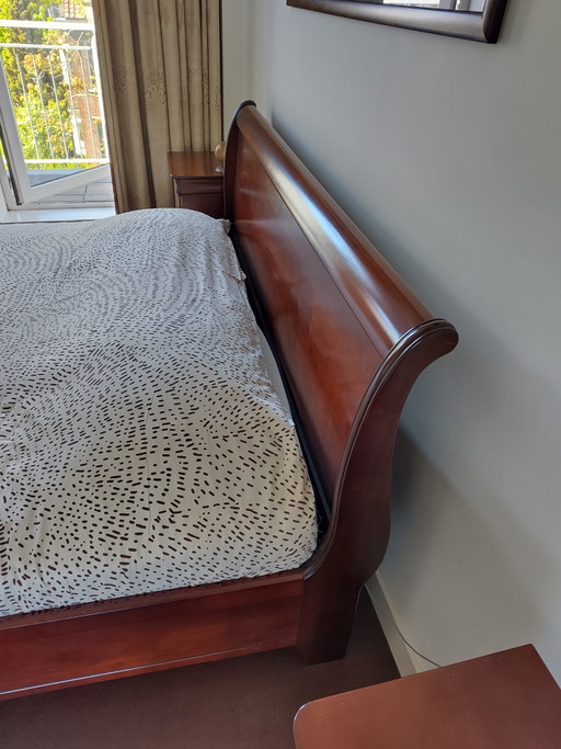 Letto classico in legno di ciliegio con comodini