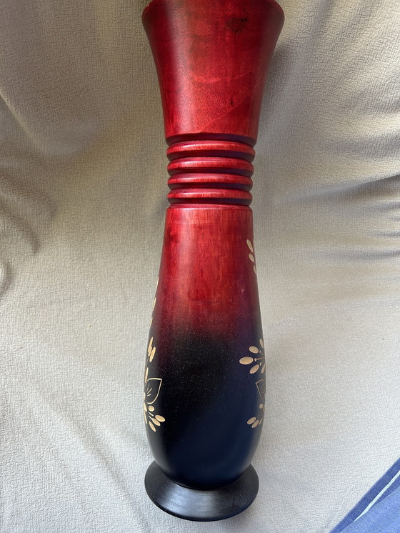 Image 1 of un vaso decorativo in legno di mango intagliato