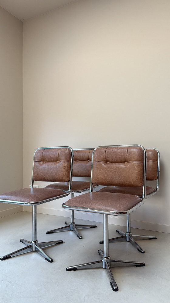 Image 1 of Quatre chaises pivotantes vintage en cuir chromé/skaï