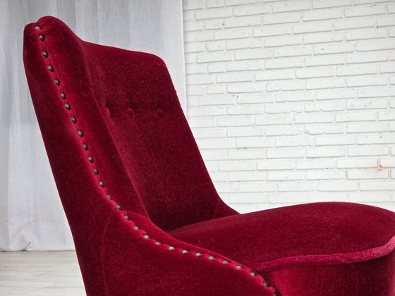 Image 1 of Fauteuil danois des années 1960, revêtement d'origine en velours rouge, pieds en bois de hêtre.