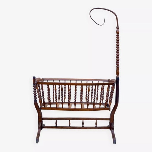 Cuna de madera antigua