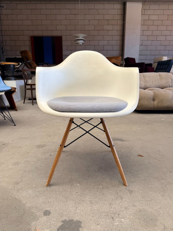 Vitra Eames DAW con cojín incorporado – Sillones, Metal, Plastic (photo 5 of 14)