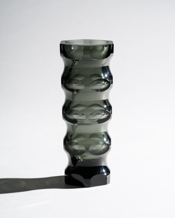 Image 1 of Geometrische brutaliteit in handgesneden glas. Oost-Duitse ateliervaas, ca. jaren 70, DDR.