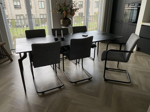 Eetkamertafel met 6 stoelen