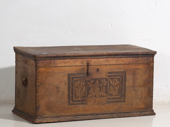 Coffre ancien avec motifs floraux gravés (c.1850) #14 – Commodes, Rustic (photo 2 of 40)