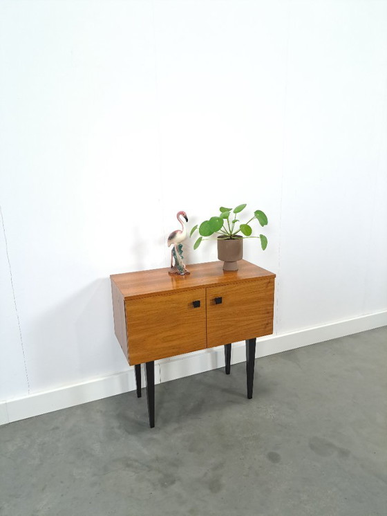 Image 1 of Klein kastje met zwarte hoge poten en 2 deuren