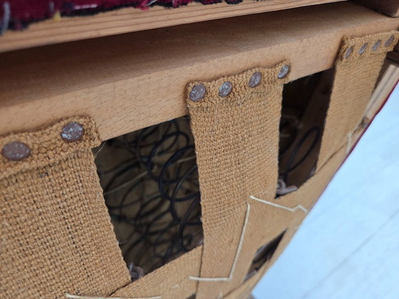 Image 1 of Años 60, sillón danés, muebles de terciopelo rojo cereza, patas de madera de haya, retapizado.