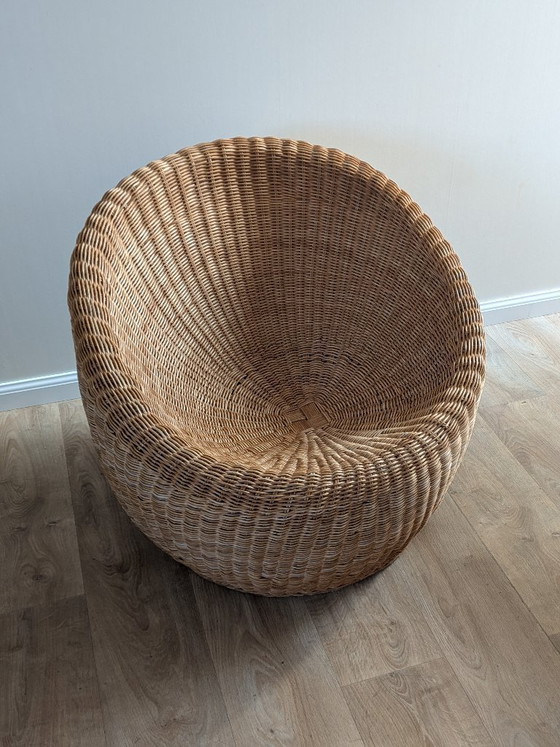 Image 1 of Fauteuil lounge « Nid d’oiseau » en rotin, style milieu du XXe siècle – Attribué à Isamu Kenmochi (années 1960)