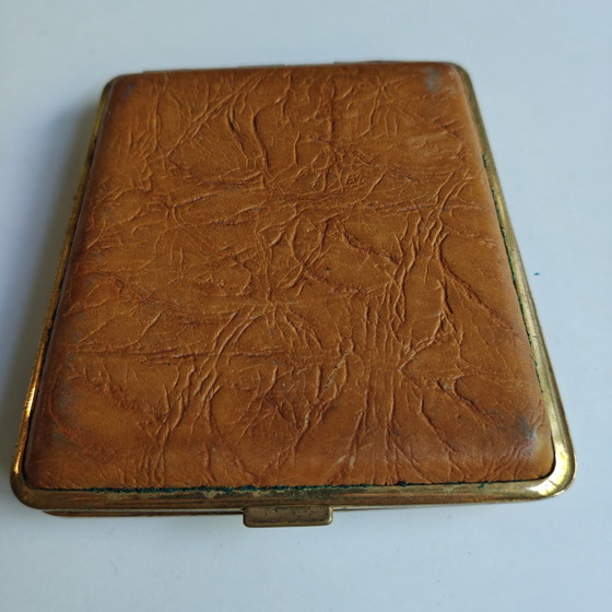 Image 1 of Vintage sigarettendoosje van echt leer – Messing doos uit het midden van de 20e eeuw