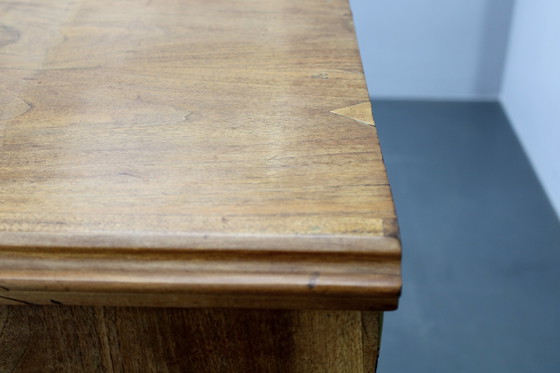 Image 1 of Gabinete antiguo con acabado en nogal, Checoslovaquia