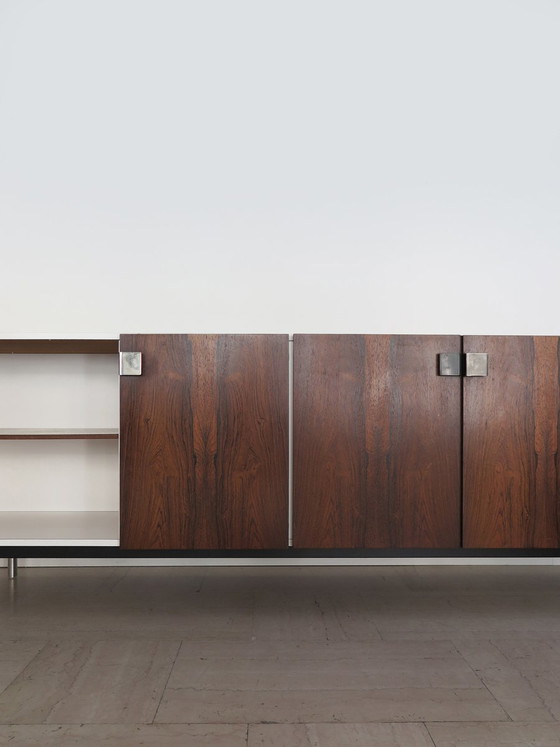 Credenza in formica bianca e legno scuro, Italia, anni '60 – Credenze con vetrina, Metallo (photo 4 of 19)