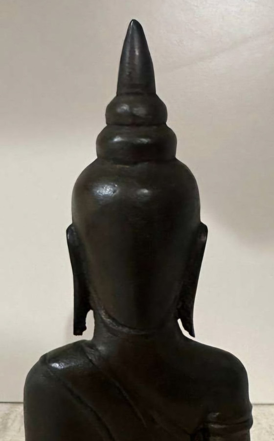 Image 1 of Vroege bronzen zittende Boeddha uit Ayutthaya, met vlamvormige bekroning, sporen van originele vergulding, 15e-16e eeuw Thailand