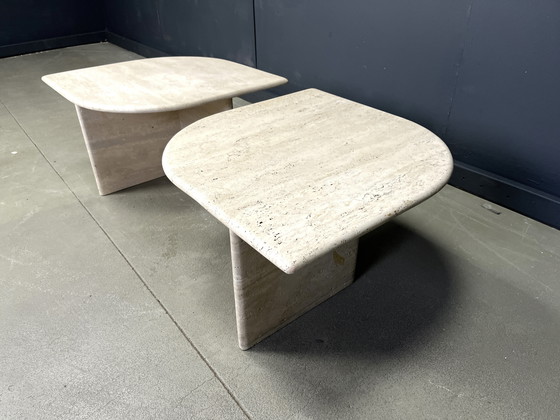 Image 1 of Paire de tables basses ou tables d'appoint en travertin, 1970