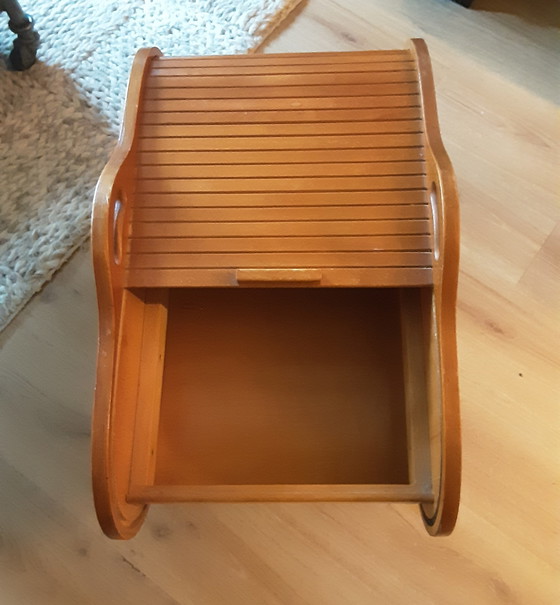 Image 1 of Ein sehr schönes Nähkästchen aus Holz aus der Mitte des 20. Jahrhunderts mit Rolldeckel.