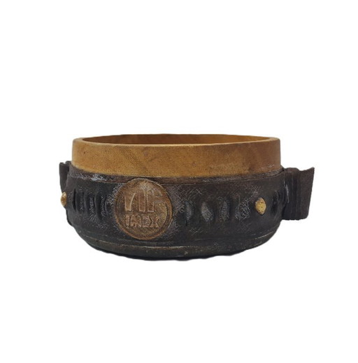 Ciotola vintage in legno con decorazione in pelle