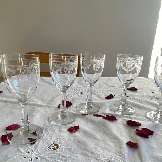 Image 1 of 6 antieke wijn- of waterglazen op voet van gegraveerd kristal.