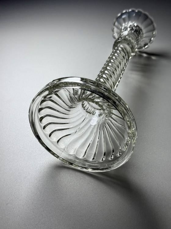 Image 1 of Een paar art-deco kandelaars van gedraaid glas — België, jaren 1920-1930