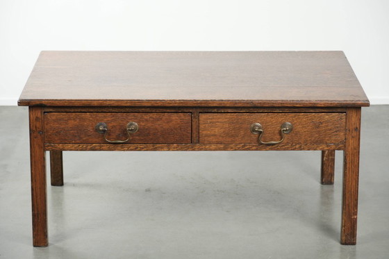 Image 1 of Antieke Engelse salontafel van eikenhout uit de 20e eeuw met twee lades