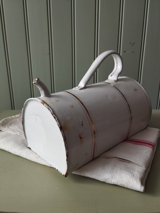 Image 1 of Antieke, wit geëmailleerde metalen klysma-pot/fontein met gouden rand.