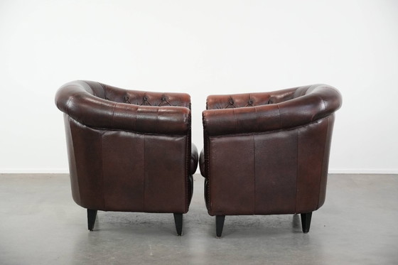 Image 1 of 2 fauteuils club Chesterfield classiques de style anglais en cuir de vachette, finition clous décoratifs