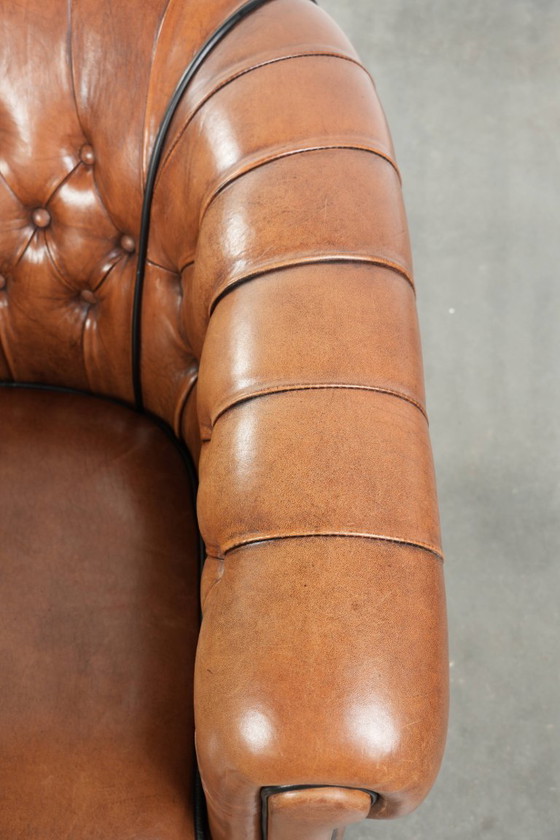 Image 1 of In goede staat verkerende schapenleren chesterfield clubfauteuil in Engelse stijl