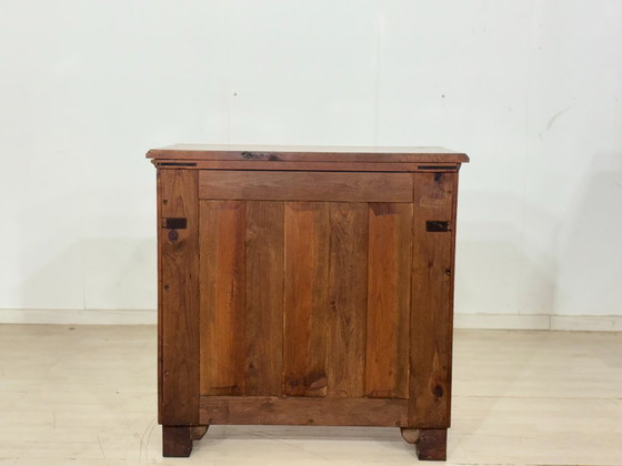 Image 1 of Prachtige antieke Gründerzeit (eind 19e eeuw) vertiko ladekast circa 1900 – elegant walnotenfineer en messing beslag.