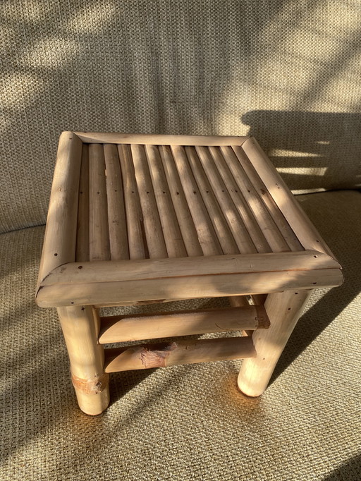 Mesa auxiliar de bambú vintage con flores