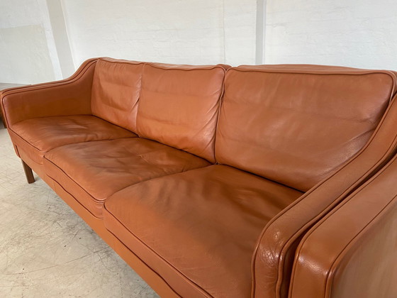 Image 1 of Mid Century Vintage Danish Mogens Hansen 3 Person Sofa in Cognac Leather (Canapé 3 personnes en cuir cognac)