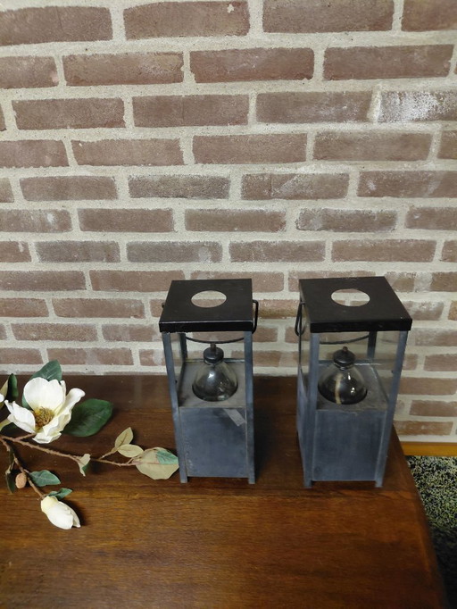 Zwei Hurricane-Lampen