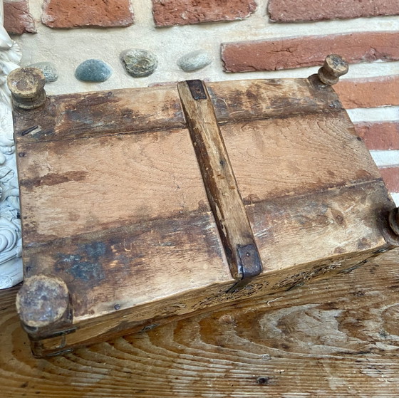 Image 1 of 19e-eeuwse mediterrane houten kist met houtsnijwerk en smeedijzeren beslag