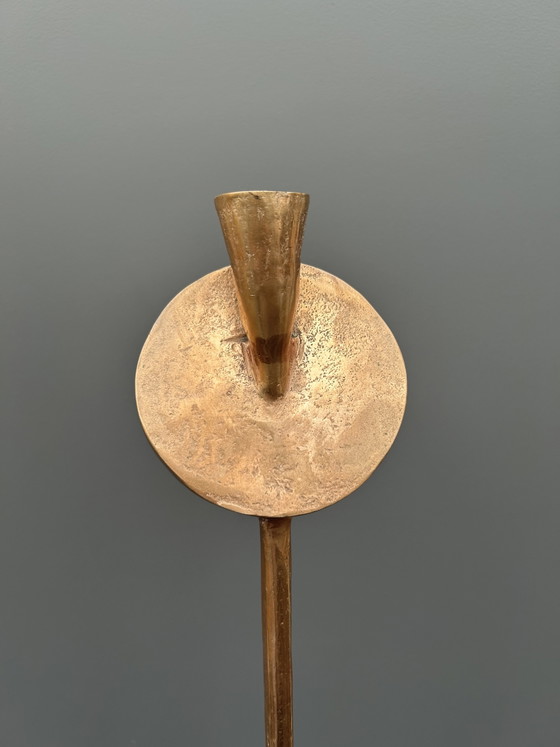 Image 1 of Brutalistische Bodenkerzenhalter aus Kupfer und Messing – 1970er Jahre