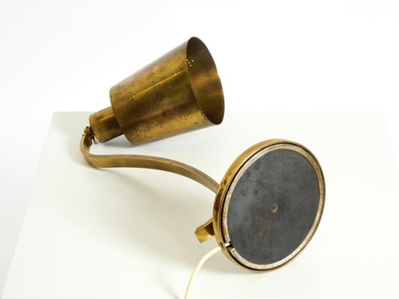 Image 1 of Magnifique lampe de table en laiton massif, rare et imposante, typique du design moderne du milieu du XXe siècle | 48 cm | 18,9"