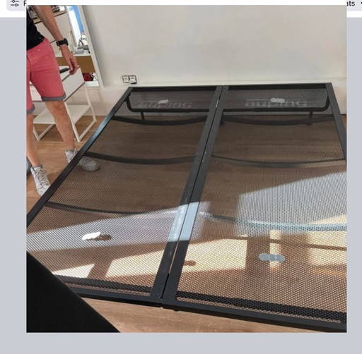 Letto matrimoniale con gambe di sostegno