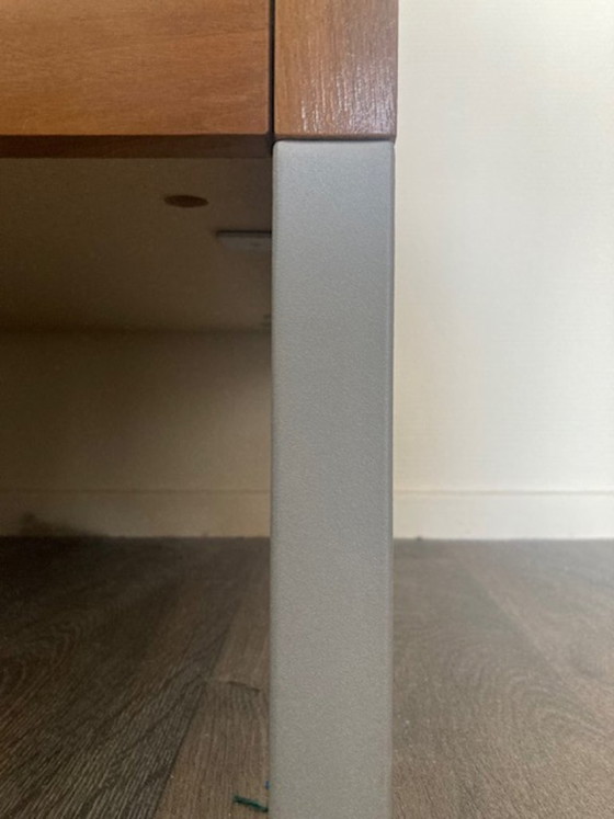 Image 1 of Commode vintage IKEA MALM à trois tiroirs, finition placage bois, poignées et pieds argentés.