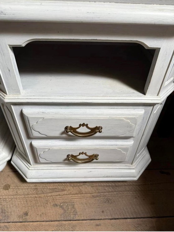 Image 1 of Ensemble chambre vintage patiné Commode + 2 tables de chevet