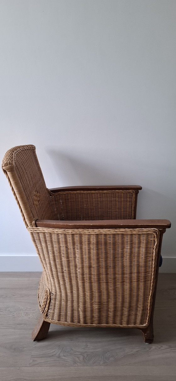 Image 1 of Juego de 2 sillones de ratán con reposabrazos de madera.